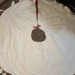 Magnolia Festive White and Red Accent tree Skirt